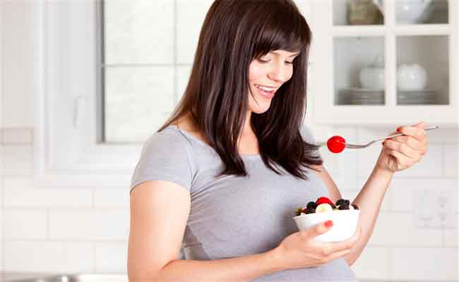 كيف يمكن للتوت أن يعزز صحّة الحامل والجنين...؟