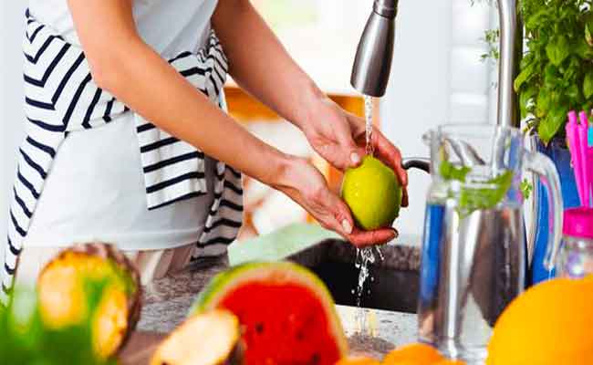 هذه هي خطوات تنظيف الخضروات والفواكه من مبيدات الحشرات...