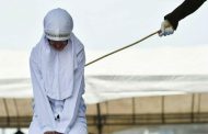 هذه هي عقوبة العشاق في إقليم إتشيه الإندونيسي