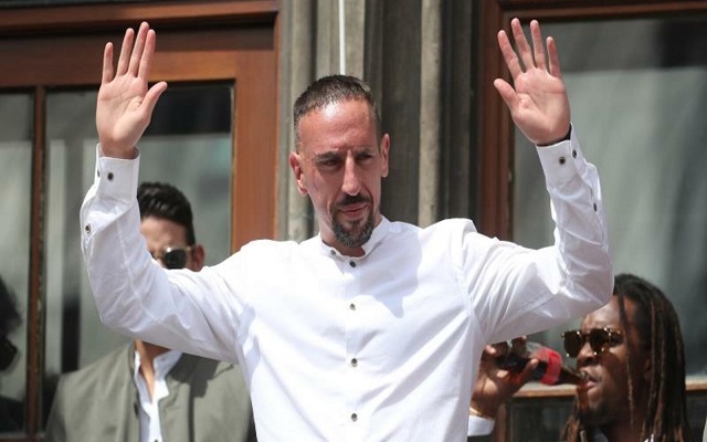 نجم المنتخب يهنىء ريبيري بانتقاله إلى فيورنتينا...