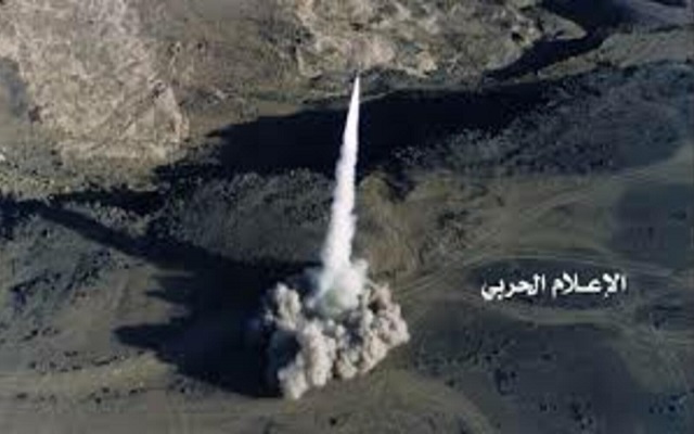 عشرات القتلى والجرحى بسقوط صاروخ باليستي للحوثيين على معسكر سعودي