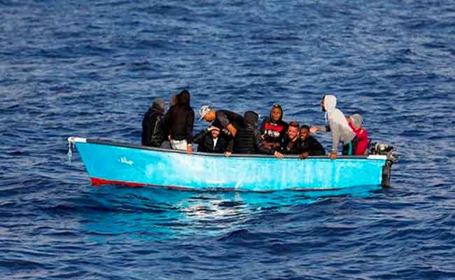 البحرية الجزائرية تنقذ 35
