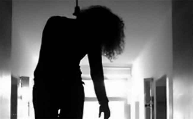 تلميذة تنهي حياتها شنقا بالوادي