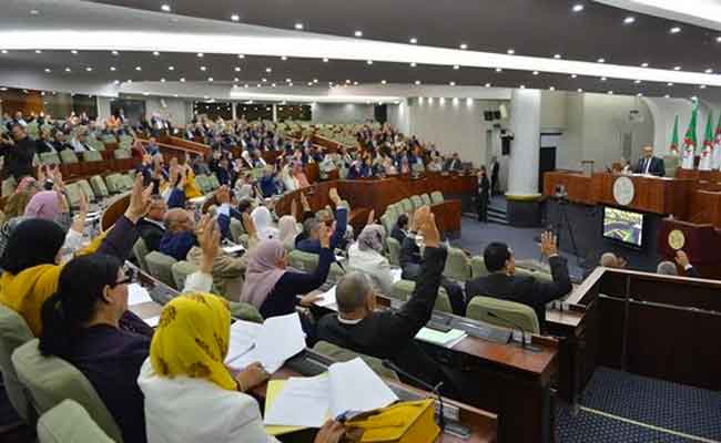 مصادقة أعضاء المجلس الشعبي الوطني على قائمة نواب رئيس المجلس