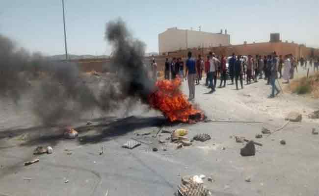 الكهرباء يدفع محتجين لغلق الطريق في عين كرمس بتيارات