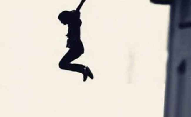 فتاة تضع حدا لحياتها بعد أن رمت بنفسها من فوق منزلهم بمعسكر