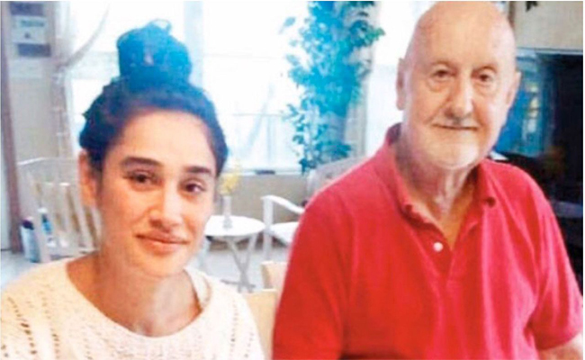 نجمة تركية شابة تثير الجدل مجددا بطلبها الطلاق من زوجها المسن بعد أقل من ثلاثة أشهر على زواجها...