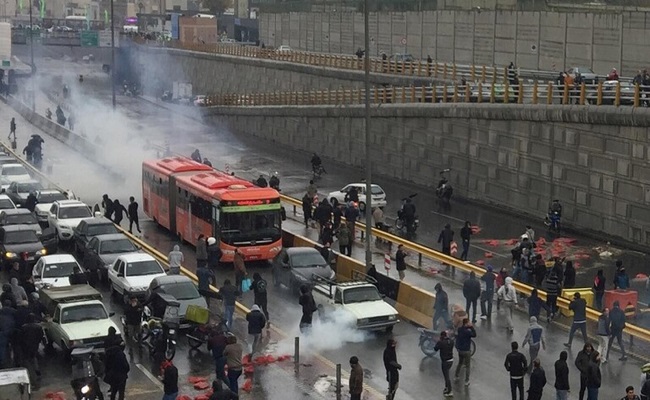 هدوء الاحتجاجات بعد تهديد الحرس الثوري