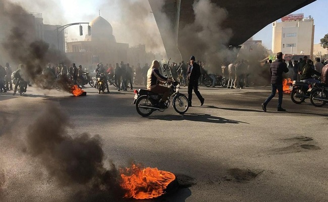 الديمقراطية الإيرانية كل من يحتج ضد السلطة خائن وعميل...