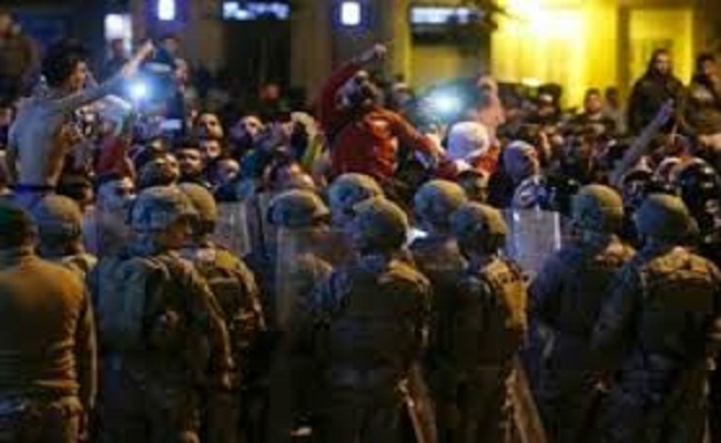 اشتباك بين المتظاهرين المدنيين وعناصر مليشيا حزب الله الإرهابي