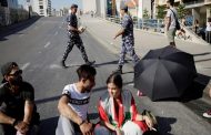 الجيش اللبناني يفتح طرقا التي أغلقها المحتجون ويعتقل عددا منهم