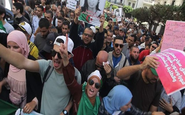 الطلبة يجب تشييع القضاء في الجزائر...