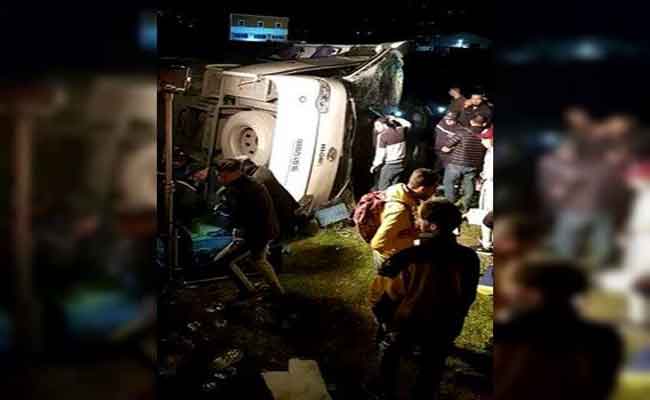 مقتل 5 أشخاص و إصابة 35 آخرين في حادث انحراف حافلة بتيزي وزو