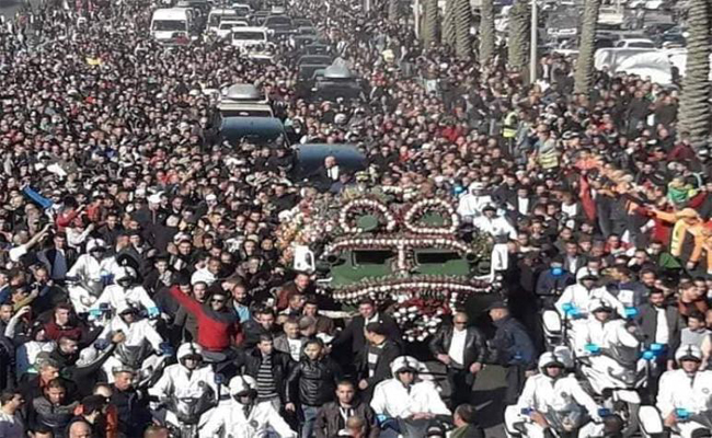 تشييع جثمان الفقيد قايد صالح إلى مثواه الأخير بمربع الشهداء بمقبرة العالية