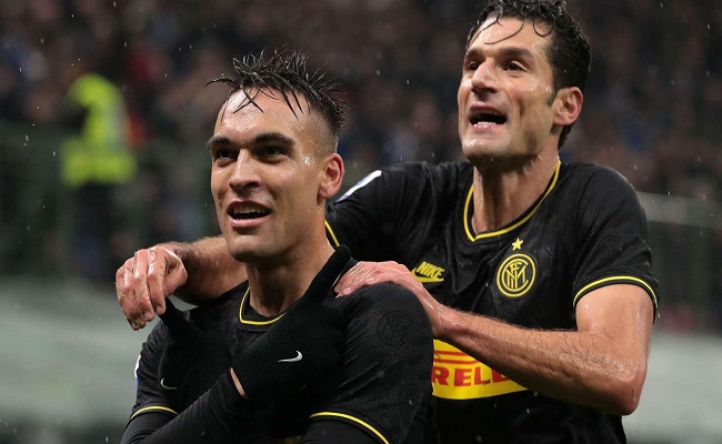 إنتر يعتلي صدارة الدوري الإيطالي...