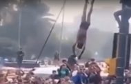 العراقيون يعدمون مسلحا ويعلقون جثته على عمود ببغداد بعد قتله 4 متظاهرين
