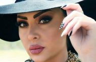 ديانا كرزون تهدي جمهورها 
