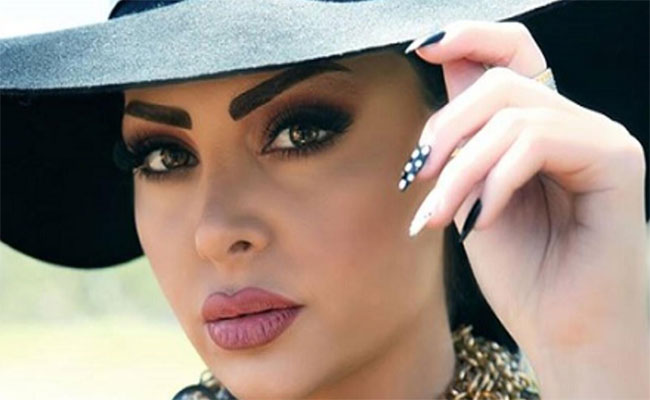 ديانا كرزون تهدي جمهورها