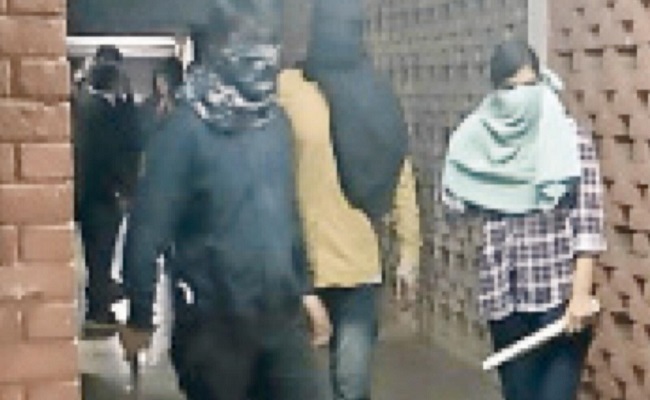 احتجاجات بأنحاء الهند بسبب هجوم شنه ملثمون على جامعة