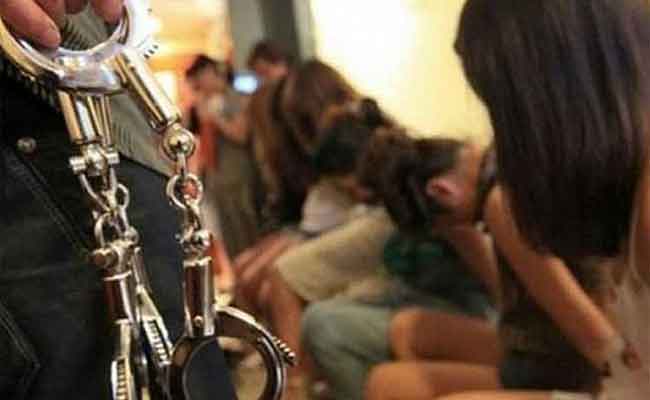 أمن الأغواط يطيح بـ8 أشخاص من بينهم شابتين متورطين في انشاء محل للفسق والدعارة
