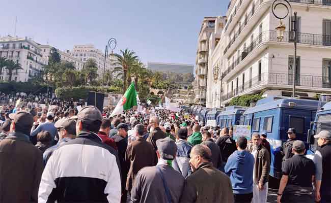الحراك الشعبي يتواصل في جمعته الـ54 وسط إصرار على التغيير الجذري للنظام