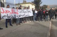 العشرات من الشباب يضربون عن الطعام و عن الكلام للمطالبة بقطع أرضية بأم البواقي
