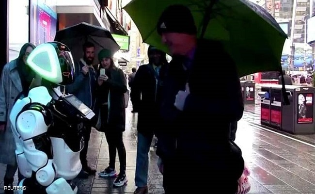 في نيويورك روبوت يوعّي الناس بأعراض كورونا...