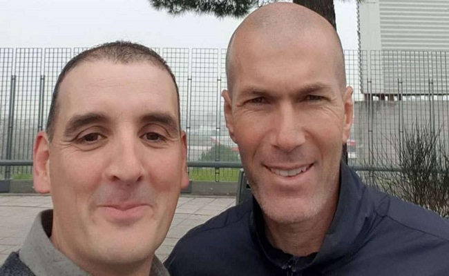 زيدان يلتقط صورة سيلفي مع شخص صدم سيارته...