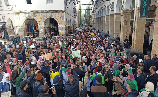 الحراك الطلابي في أسبوعه الـ55 : إصرار على رحيل رموز النظام السابق