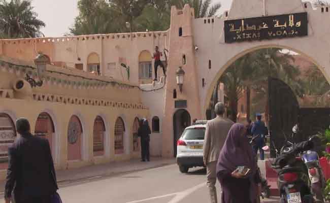 محاولة مواطن الإنتحار حرقاً من فوق مقر ولاية غرداية
