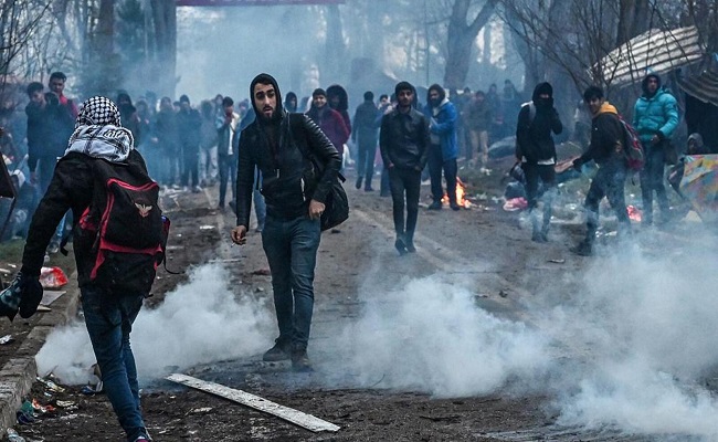 رصاص الشرطة اليونانية يتسبب في قتل وإصابة العشرات من المهاجرين...