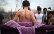 الأمن اليوناني يعتدي بعنصرية على المهاجرين