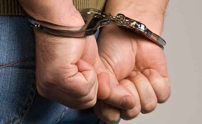الإطاحة بمروج للمشروبات الكحولية و آخر يحوز سلاحا ناريا بدون رخصة بتقرت