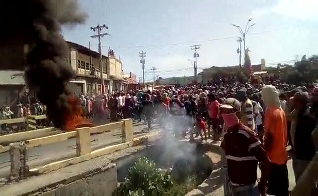 تظاهرة الجياع في فنزويلا تتحول لعمليات سرقة ونهب