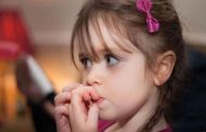 ما هي الأسباب النفسية التي تدفع بطفلك إلى قضم أظافره...؟