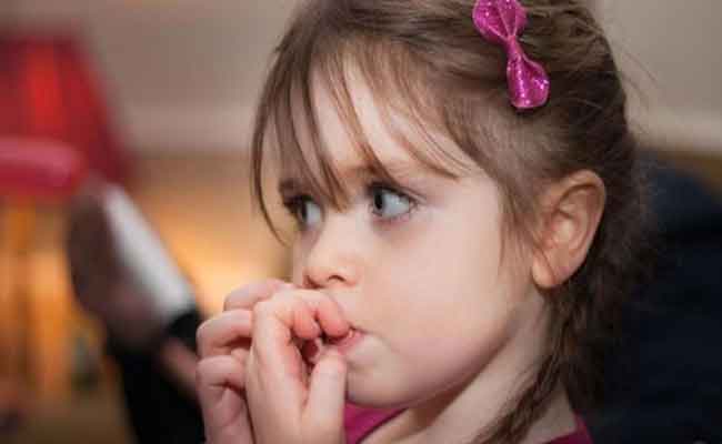 ما هي الأسباب النفسية التي تدفع بطفلك إلى قضم أظافره...؟
