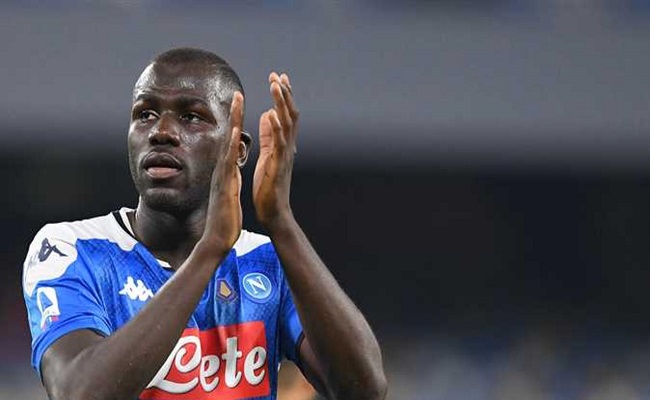 نابولي يرفض بيع مدافعه بأقل من 100 مليون يورو...