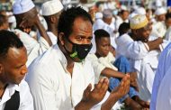 في الخرطوم المئات يخرقون الحظر لأداء صلاة العيد
