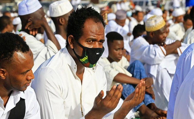 في الخرطوم المئات يخرقون الحظر لأداء صلاة العيد