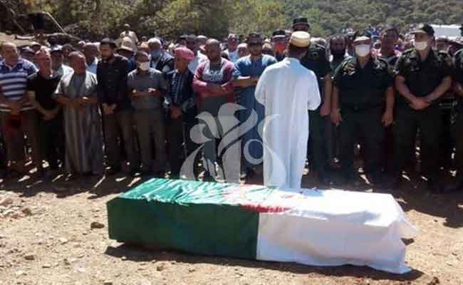 جثمان شهيد الواجب العريف مصطفى زناندة يشيع إلى مثواه الأخير بتنس بالشلف