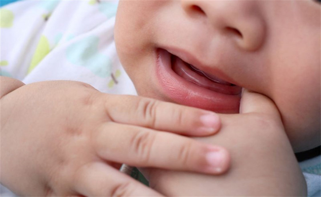 هذه الأعراض هي سبب انزعاج طفلك في مرحلة التسنين...