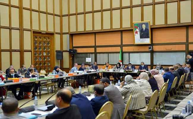 وزير التربية يؤكد أن قرار إجراء امتحان شهادة المتوسط كان
