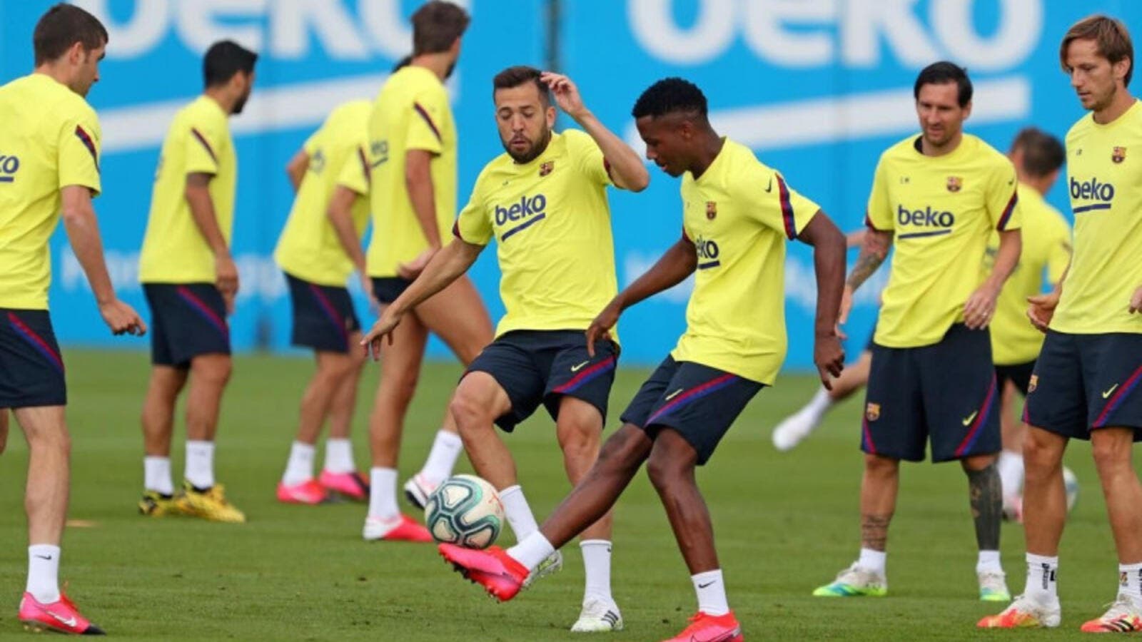 برشلونة سيخفض أجور لاعبيه مجدداً...