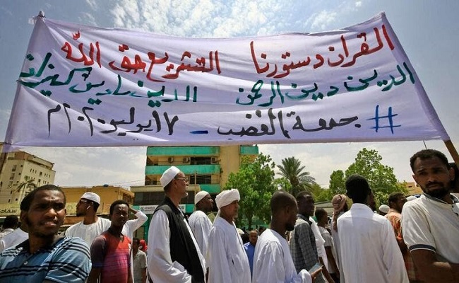 سودانيون يتظاهرون احتجاجا على إباحة الخمر