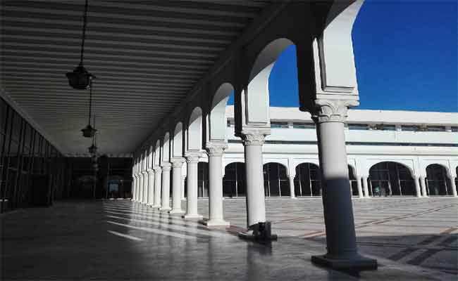 الوزير الأول عبد العزيز جراد يكرم وجوه فنية وثقافية جزائرية :الأيام الوطنية للباس الجزائري...