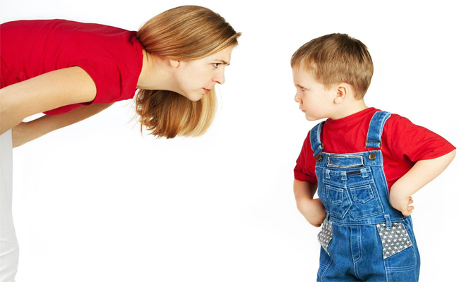 الصراخ في وجه الأطفال...هل هو أسلوب تربوي مفيد أو مؤذٍ؟