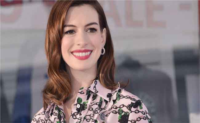أن هاثاواي تخوض مغامرة مثيرة وكوميدية في