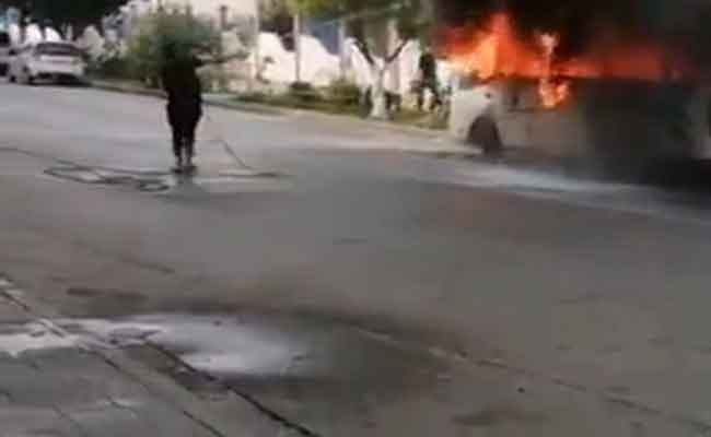 نشوب حريق في حافلة بالكامل دون تسجيل خسائر بشرية وسط الرويبة بالعاصمة