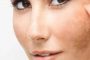 النتف يؤذي هذه الأجزاء من بشرتك! فاعتمدي وسائل أخرى لإزالة الشعر الزائد...
