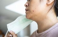 مشاكل البشرة تكثر مع الكمّامة...فما الحلّ المناسب لها؟